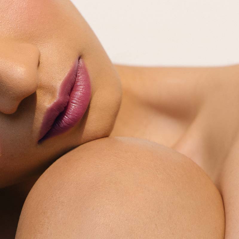 Close up of (M)ANASI 7 All Over Color Creamy Finish (5 g, Heliotrope) on lips of model