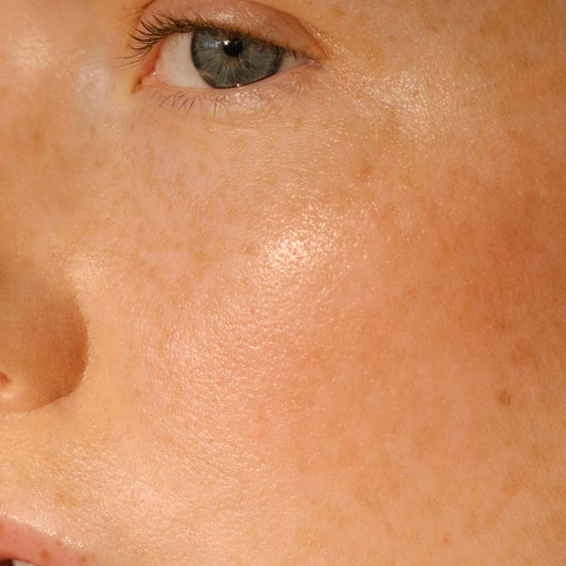 (M)ANASI 7  All Over Shine Glossy Finish - Cristallo close up on model without makeup