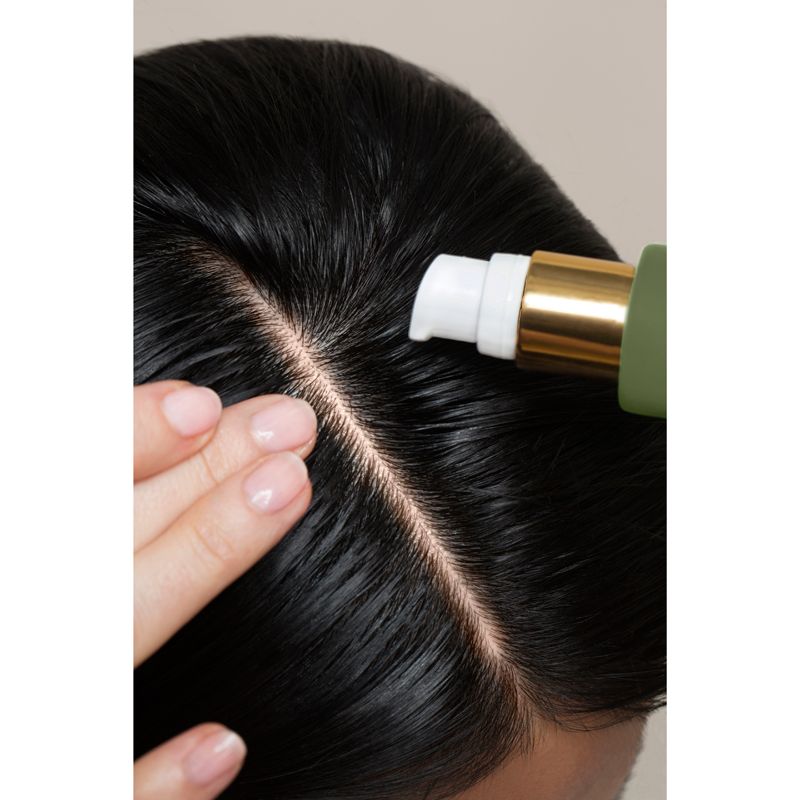 Rahua by Amazon Beauty Founder&#39;s Blend Scalp &amp; Hair Treatment (38 ml) being applied to scalp