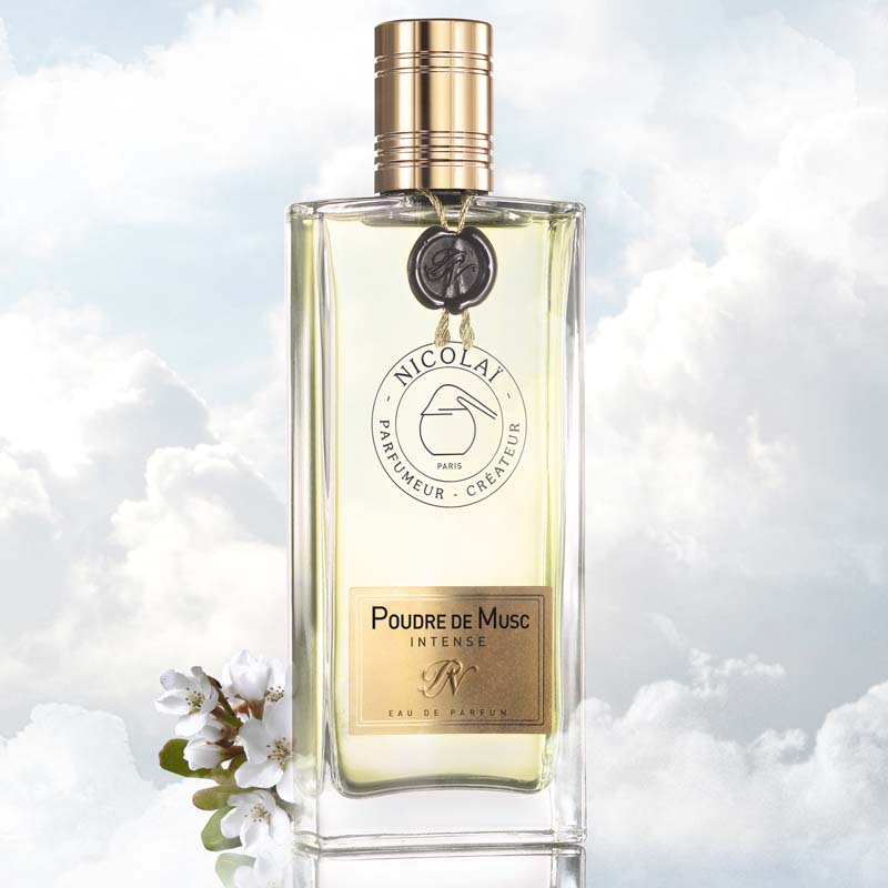 Parfums de Nicolai Poudre de Musc Intense 100 ml beauty shot with clouds and flowers
