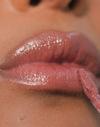 Close up of Roen Beauty Kiss My Lip Balm – Charlie (3 ml) on lips of model with dark skin tone