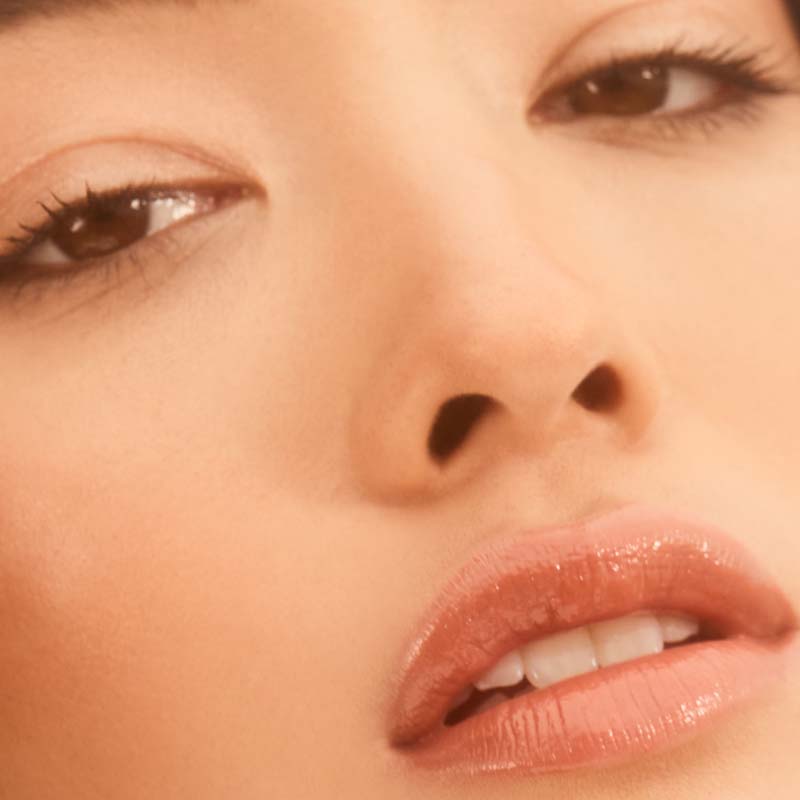Roen Beauty Elixir Tinted Lip Oil Balm – Alba showing on model