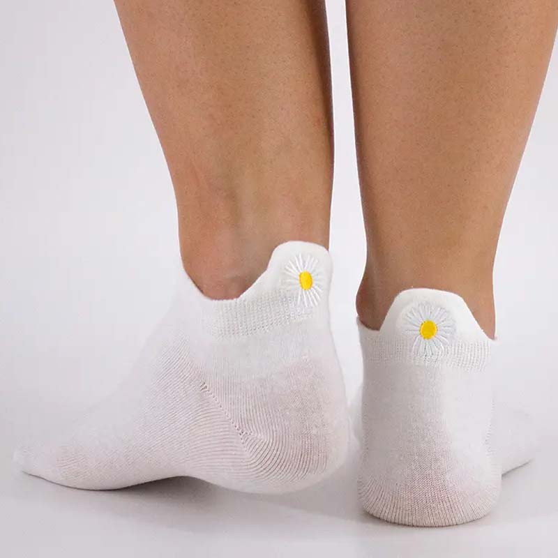 Tites Chaussettes Languette Fleur Blanc - Daisy showing model wearing daisy socks
