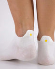 Tites Chaussettes Languette Fleur Blanc - Daisy showing model wearing daisy socks