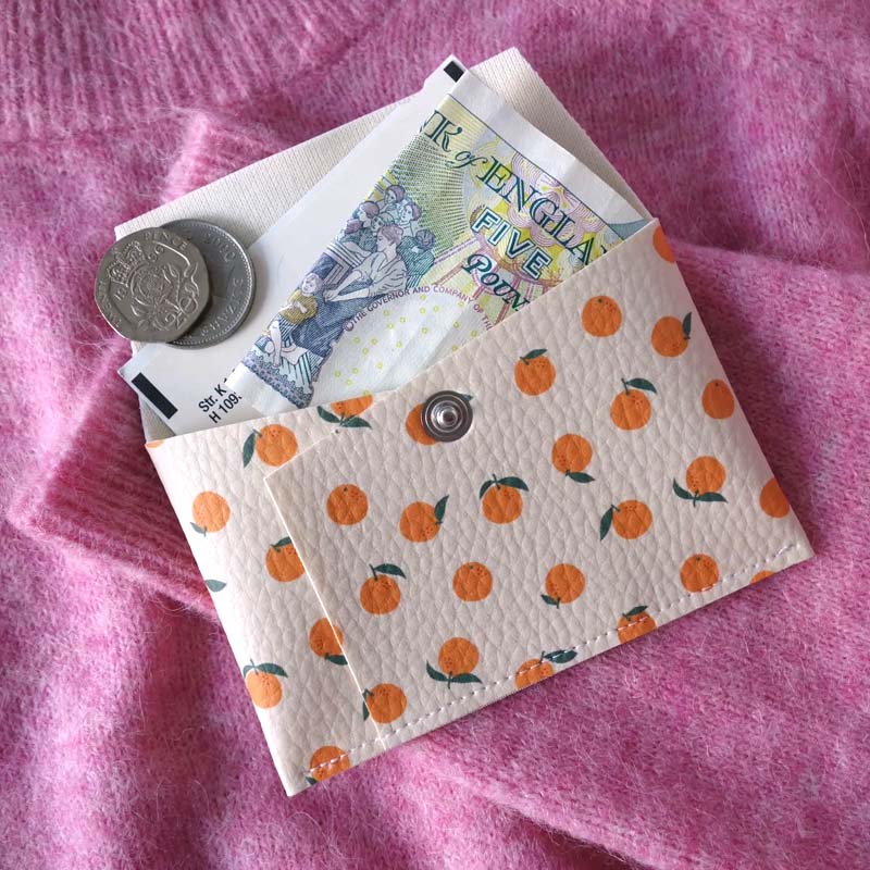 Ecke Naranjas Cardholder (1 pc) showing money and coins inside