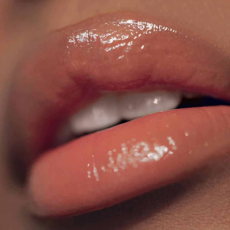 Close up of Roen Beauty Kiss My Liquid Lip Balm – Dodi on lips of model