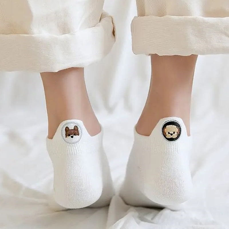 Tites Chaussettes Chaussettes Languette Chien Depareillees – Dog Socks - Product shown on models feet