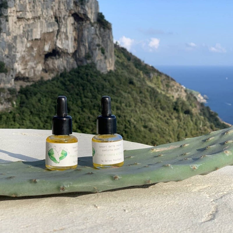 La Selva Positano Cosmetici Naturali Prickly Pear And Cyst - Lifestyle shot, product displayed with mountains in the background