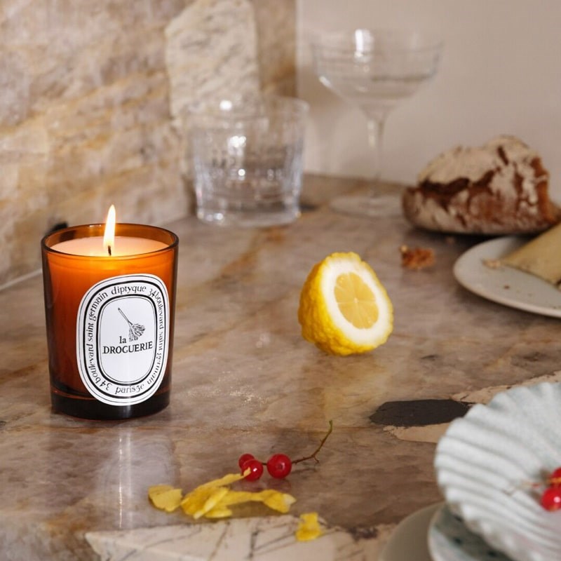 Diptyque La Droguerie – Odor Removing Candle with Basil- Product displayed on marble table