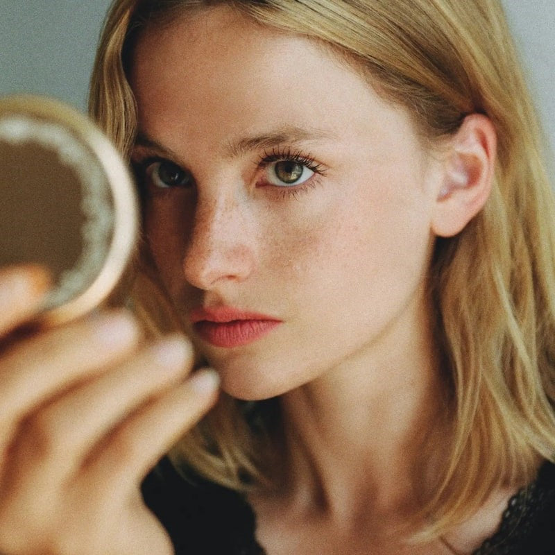 Yolaine The Mirror - Model shown with product in hand