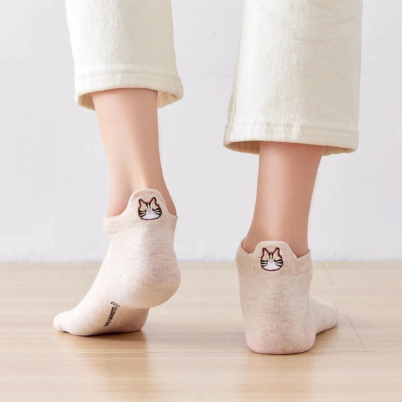 Tites Chaussettes Lot Chaussettes Languette Chat - Cat Whisker Socks - Model shown wearing beige socks